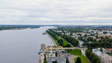 Rusya, Yaroslavl - 13 Ağustos 2020: Volga Nehri 'ndeki nehir istasyonu, Volzhskaya Kulesi, Hava Görüntüsü  
