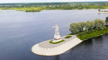 Rybinsk, Rusya - 16 Ağustos 2020: Ana Volga heykeli. Sistem Rybinsk rezervuarını kilitliyor, Hava Görünümü  