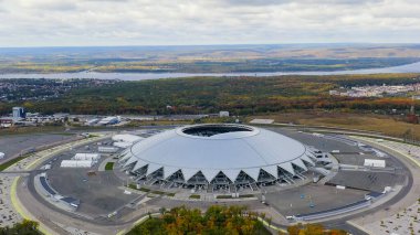 Samara, Rusya - 20 Eylül 2020 Samara Arena Stadyumu. Sonbahar bulutları, Hava Görünümü  