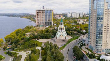 Samara, Rusya - 20 Eylül 2020: Tanrı 'nın Bilgeliği Sophia Katedrali. Volga Nehri 'nin kıyısında, Aerial View  