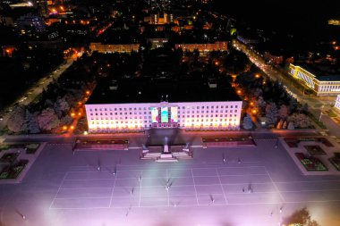 Stavropol, Rusya - 17 Eylül 2020: Şehir merkezinin gece hava görüntüsü. İdari işler. Lenin Meydanı. Gece şehir ışıkları