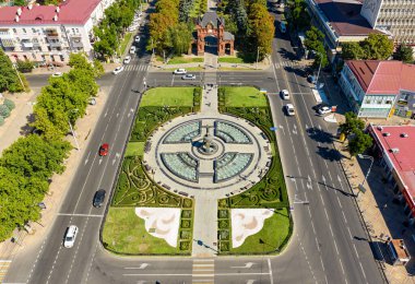 Krasnodar, Rusya - 29 Ağustos 2020: St. Catherine Anıtı Çeşmesi. Krasnaya caddesindeki meydan. Hava görüntüsü. Yaz