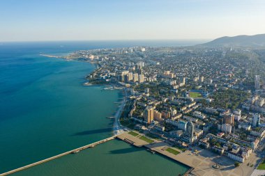 Novorossiysk, Rusya - 16 Eylül 2020: Şehrin merkezi bölümü. Novorossiysk körfezi. Toprak seti. Hava görünümü