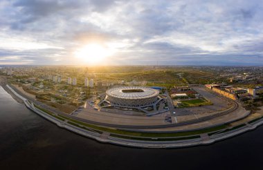 Volgograd, Rusya - 19 Eylül 2020 ROTOR Stadyumu. Mamayev Kurgan. Gün batımında hava manzarası. Düş