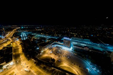 Rostov-on-Don, Rusya - 26 Ağustos 2020: Demiryolu İstasyonu Rostov Glavniy. Şehrin gece manzarası, hava manzarası.