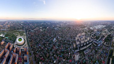 Krasnodar, Rusya - 26 Ağustos 2020: Krasnodar - Krasnodar şehrindeki bir futbol stadyumu. Halk Parkı Krasnodar (Galitsky Parkı). Gün batımı zamanı. Hava görünümü