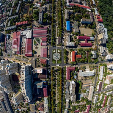 Krasnodar, Rusya - 29 Ağustos 2020: St. Catherine Anıtı Çeşmesi. Krasnaya caddesindeki meydan. Hava görüntüsü. Yaz
