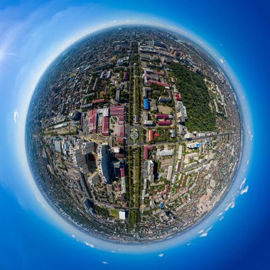 Krasnodar, Rusya - 29 Ağustos 2020: St. Catherine Anıtı Çeşmesi. Krasnaya caddesindeki meydan. Hava görüntüsü. 360 derece gökyüzü panoramik asteroidi