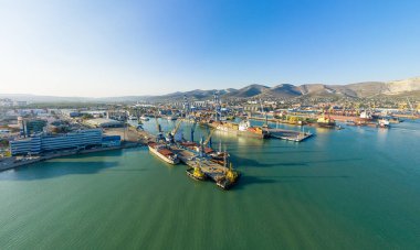 Novorossiysk, Rusya - 16 Eylül 2020: Şehrin merkezi bölümü. Novorossiysk Körfezi 'nde bir liman. Hava görünümü