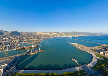 Novorossiysk, Rusya - 16 Eylül 2020: Şehrin merkezi bölümü. Novorossiysk Körfezi 'nde bir liman. Hava görünümü