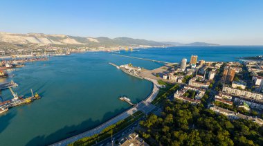 Novorossiysk, Rusya - 16 Eylül 2020: Şehrin merkezi bölümü. Novorossiysk Körfezi 'nde bir liman. Hava görünümü