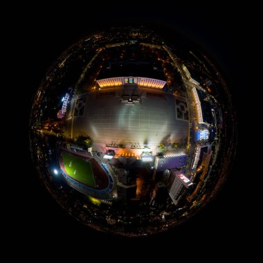 Stavropol, Rusya - 17 Eylül 2020: Şehir merkezinin gece hava görüntüsü. İdari işler. Lenin Meydanı. 360 derece hava panoramik asteroidi. Gece şehir ışıkları