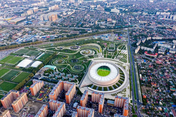 Krasnodar, Rusya - 26 Ağustos 2020: Krasnodar - Krasnodar şehrindeki bir futbol stadyumu. Halk Parkı Krasnodar (Galitsky Parkı). Gün batımı zamanı. Hava görünümü