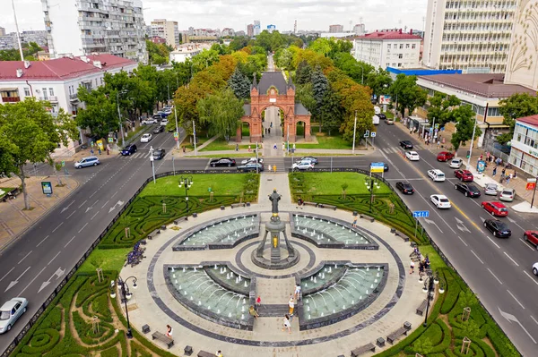 Krasnodar, Rusya - 27 Ağustos 2020: Kutsal Büyük Şehit Catherine Anıtı. Şehrin yaz havası manzarası. Kızıl Cadde (Krasnaya)