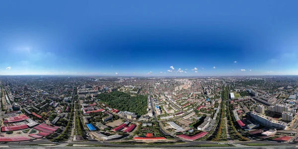 Krasnodar, Rusya - 29 Ağustos 2020: Krasnaya Caddesi 'ndeki meydan. Hava görüntüsü. Yaz. Panorama 360