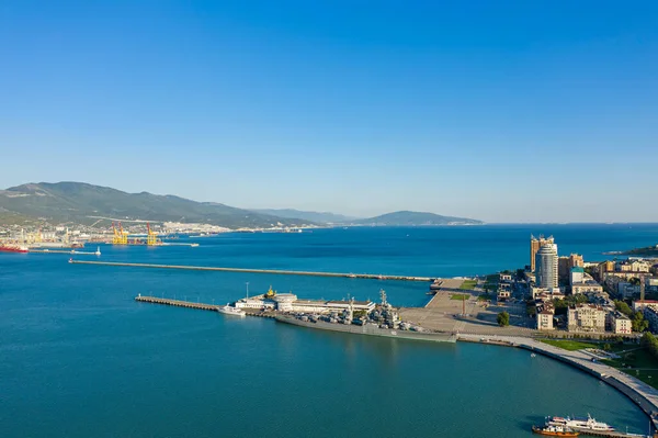 ノヴォロシスク ロシア 2020年9月16日 市の中央部 ノヴォロシスク湾の港 巡洋艦 ミハイル クトゥゾフ 空中風景 — ストック写真