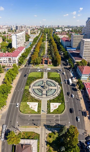 クラスノダール ロシア 2020年8月29日 聖カトリーヌへの記念碑で噴水 クラスナヤ通りの広場 空中展望 — ストック写真