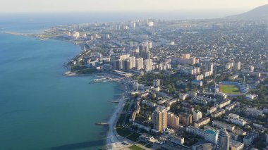Novorossiysk, Rusya. Şehrin manzarası ve setin seti. Karadeniz 'deki Tsemesskaya Körfezi, Hava Görüntüsü  
