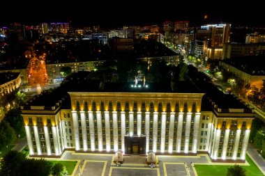Voronezh, Rusya. Lenin Meydanı. Voronezh bölgesinin inşası. Şehir gece manzarası