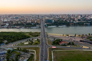 Rostov-on-Don, Rusya. Voroshilovsky Köprüsü. Don River. Havadan şehrin yaz manzarası, hava manzarası. Gün batımı