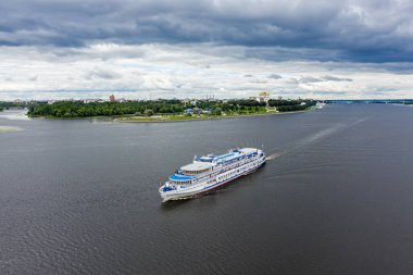Yaroslavl, Rusya. Yaroslavl 'daki Spit Park' tan bir yolcu gemisi geçiyor. Kotorosl, Volga Nehri 'ne akar. Hava bulutlu. Hava görünümü