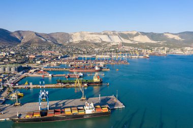 Novorossiysk, Rusya. Şehrin merkezi kısmından. Novorossiysk Körfezi 'ndeki liman. Hava görünümü