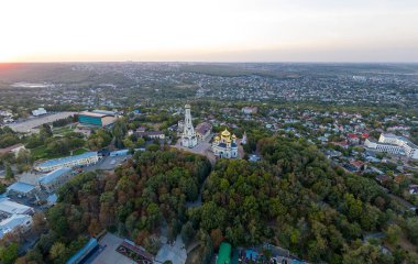 Stavropol, Rusya. Tanrı 'nın Annesi Kazan Simgesi Katedrali. Gün batımında hava manzarası. Düş
