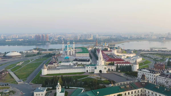 ロシアのカザン 早朝にカザンクレムリンの空中ビュー Spasskayaタワー 空中ビュー — ストック写真
