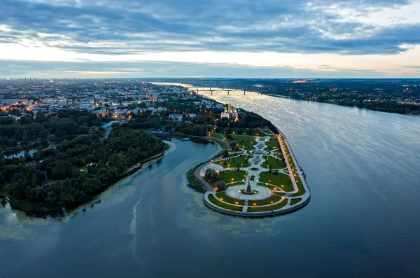 Yaroslavl Ryssland Strelka Park Volga Och Kotorosl Floder Flygutsikt Skymning — Stockfoto