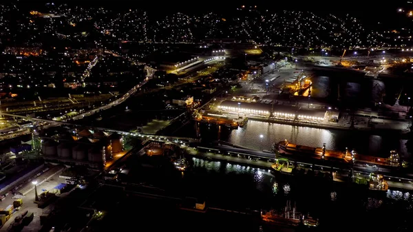 俄罗斯新罗西斯克 新罗西斯克港在夜间 夜市灯 黑海的Tsemesskaya湾 空中景观 — 图库照片