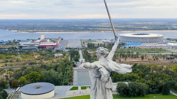 ロシアのヴォルゴグラード 彫刻の夕景祖国の呼び出し ヴォルゴグラードのママエフ クルガンについてです 曇り空 空の景色 — ストック写真