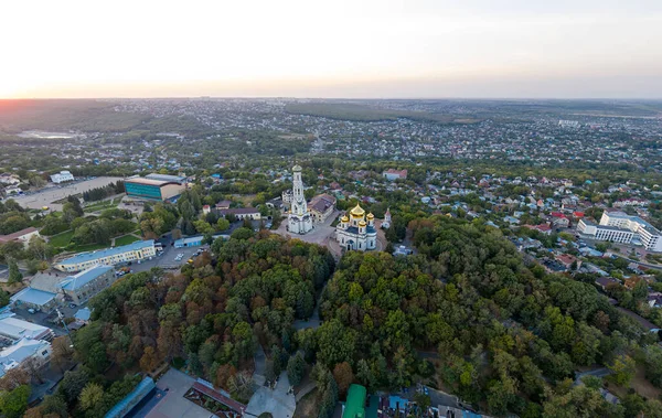 Stavropol, Rusya. Tanrı 'nın Annesi Kazan Simgesi Katedrali. Gün batımında hava manzarası. Düş