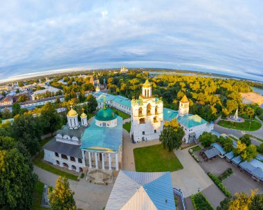 Yaroslavl, Rusya. Yaroslavl Spaso-Preobrazhensky Manastırı (Spaso-Yaroslavl Manastırı) - Yaroslavl 'daki antik bir erkek manastırı. Gün batımı zamanı. Hava görünümü