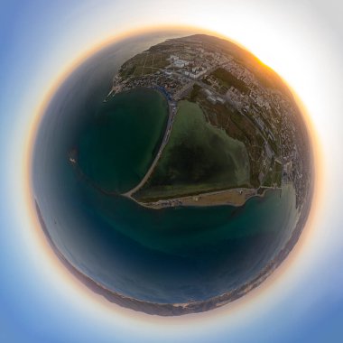 Novorossiysk, Rusya. Şehrin merkezi kısmından. Sudzhukskaya Tükürüğü. Gün batımı. 360 derece gökyüzü panoramik asteroidi