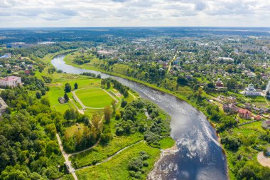 Rzhev, Rusya. Şehir merkezi panoraması. Volga ve setin havadan görünüşü