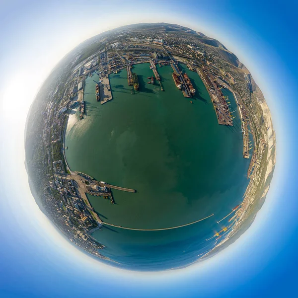 ロシアのノヴォロシスク 街の中心部 ノヴォロシスク湾の港 360度の空中パノラマ小惑星 — ストック写真