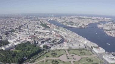 St. Petersburg şehir merkezinin panoramik hava manzarası açık güneşli bir havada, Rusya. 4K