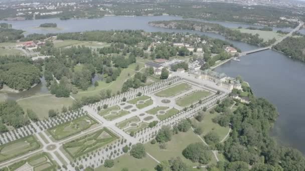 Estocolmo, Suecia. Drottningholm. Drottningholms Slott. Residencia real bien conservada con un pabellón chino, teatro y jardines. 4K — Vídeos de Stock