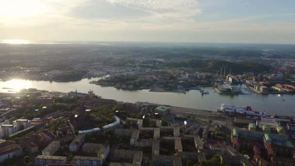 Gotemburgo, Suecia. Panorama de la ciudad y el río Goeta Elv con barcos. Puesta de sol. 4K — Vídeos de Stock