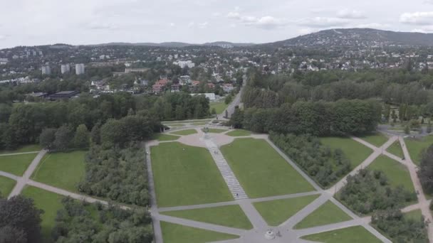 Oslo, Norsko. Veřejný park Frothe s alejí soch pod obecným názvem - Vigeland Sculpture Park - Vigelandsparken. 4K — Stock video