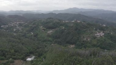 İtalya. Orman, dağlarla ve villalarla kaplıydı. Liguria Bölgesi 'ndeki Pignone bölgesi, La Spezia ili' ne bağlı. 4K