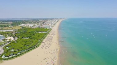 İtalya, Jesolo. Lido di Jesolo ya da Jesolo Lido, Venedik 'in Jesolo şehrinin plaj bölgesi. 4K