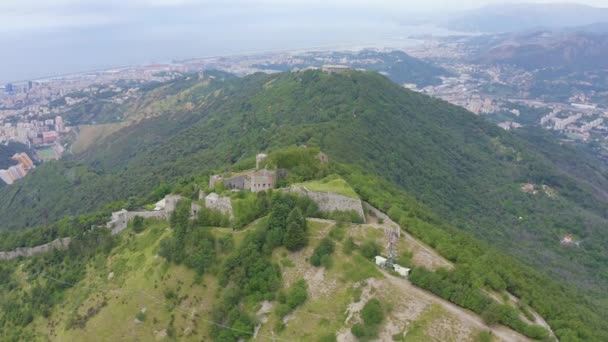 Dolly zoom. Génova, Italia. Forte Sperone es un punto clave de las fortificaciones genovesas del siglo XIX y se encuentra en la cima de la Mura Nuove. Vista de Génova — Vídeos de Stock