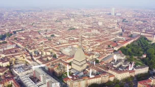 Турин, Италия. Полет над городом. Крот Антонеллиана - здание XIX века с куполом высотой 121 м и шпилем. 4K — стоковое видео