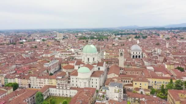 Brescia, Italia. Cattedrale di Santa Maria Assunta. Volo sopra la città con tempo nuvoloso. 4K — Video Stock