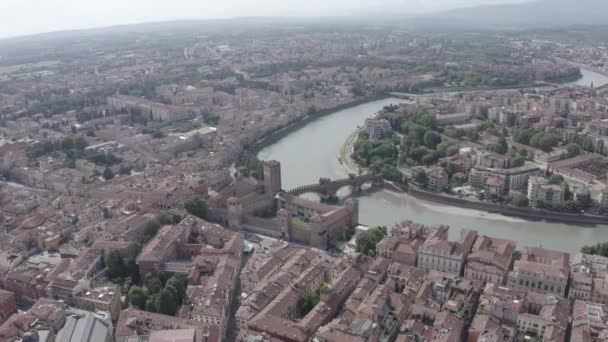 Verona, Itálie. Létání nad historickým centrem města. Castelvecchio Castello Scaligero, léto. 4K — Stock video