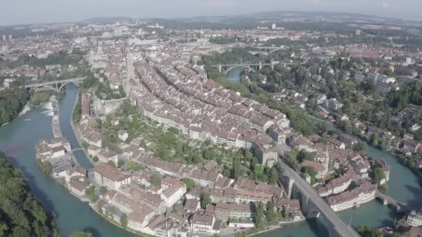 Bern, Schweiz. Historisk centrum, allmän utsikt, Aare floden. 4K — Stockvideo