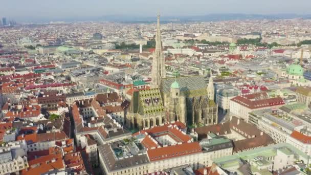 Dolly zoom. Viyana, Avusturya. St. Stephen Katedrali (Almanya: Stephansdom). Katolik Katedrali - Avusturya 'nın ulusal sembolü — Stok video