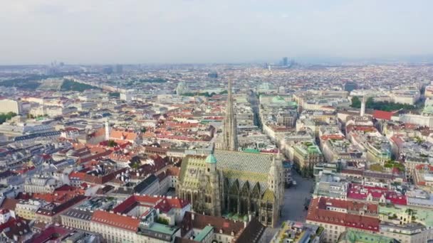 Viyana, Avusturya. St. Stephen Katedrali (Almanya: Stephansdom). Katolik Katedrali - Avusturya 'nın ulusal sembolü. 4K — Stok video