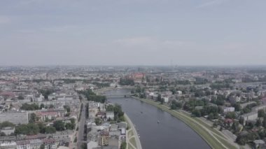 Krakow, Polonya. Wawel Kalesi. Vistula Nehri 'ndeki gemiler. Tarihi merkezin manzarası. 4K